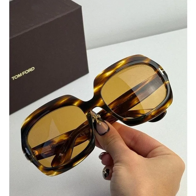 Tom Ford Women's Sunglasses - Brown/Green in green|brown|red from Depop