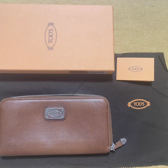 Tods Women's Wallets - Brown in brown|red Leather from Depop, photo 1 of 1