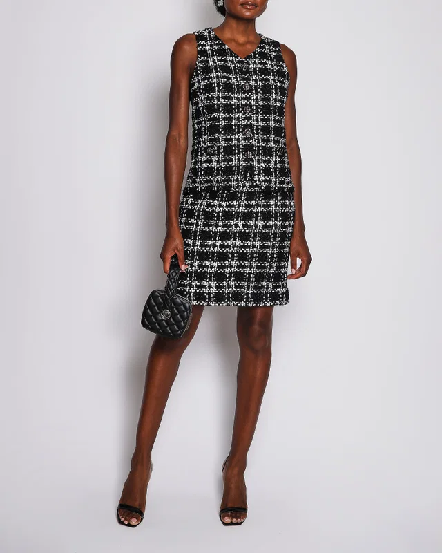 Chanel 22/K Black Sequin Gilet with Matching Skirt Set FR 38/40 (UK 10/12) in Black Silk from Sellier