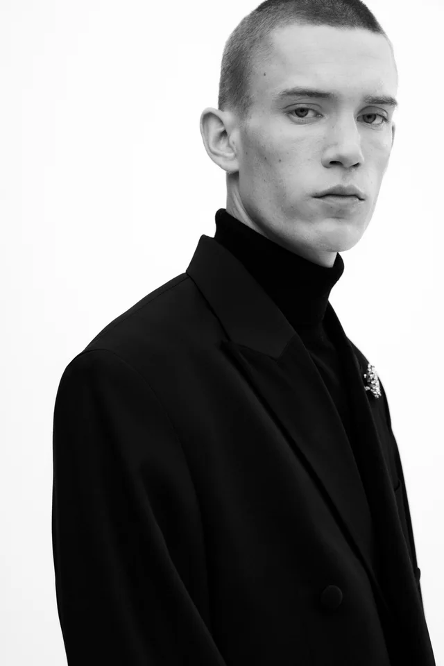 H&M Relaxed-Fit Wool-Blend Tuxedo Jacket, photo 5 of 8 from H&M (Canada)