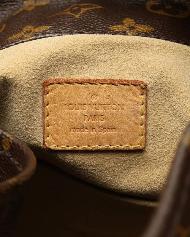Louis Vuitton Monogram Artsy MM Shoulder Bag in Coated canvas from A Retro Tale, photo 8 of 10