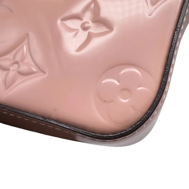 Louis Vuitton Camera Pouch Rose BallerineM64058 Monogram Vernis Leather in Pink Leather from GALLERY RARE, photo 3 of 3