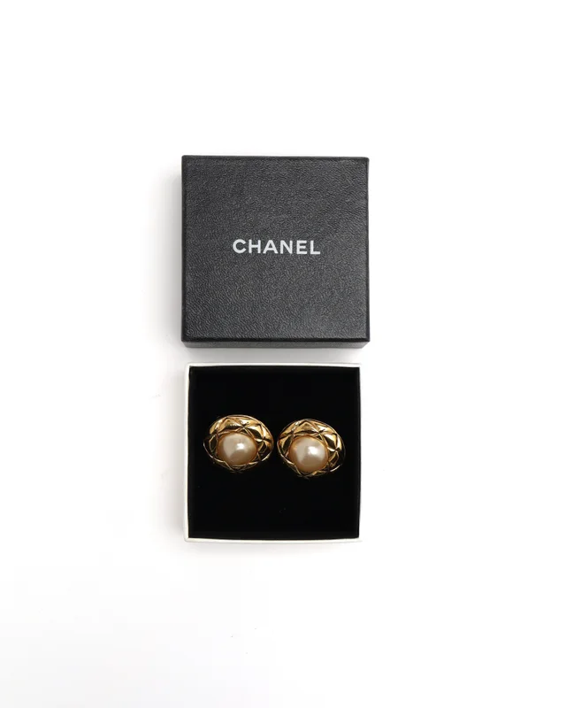 Chanel Pearl Clip-on Earring from A Retro Tale, photo 2 of 3