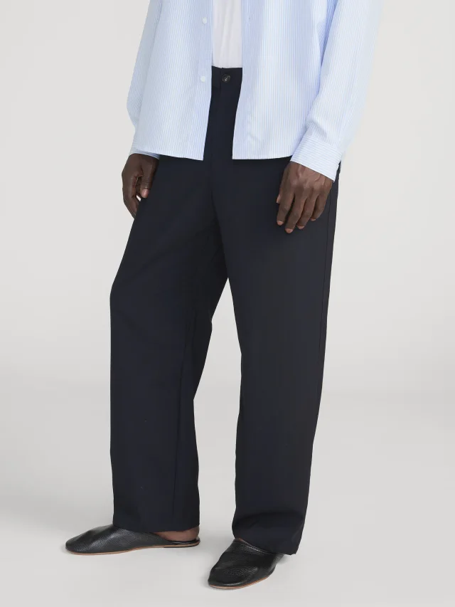 FRAME Baggy Trousers in DARK NAVY, photo 3 of 12 from FRAME