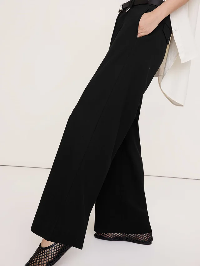 Banana Republic The Everyday Wide-Leg Pant in Italian Lightweight Wool in Black, photo 3 of 8 from Banana Republic (Canada)