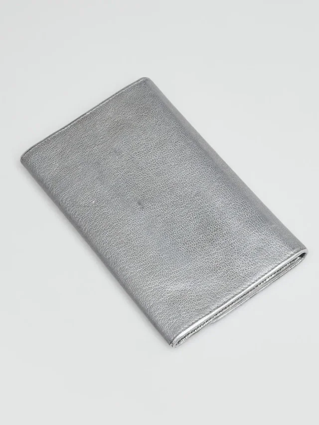 Chanel Metallic Silver Leather CC Flap Slim Wallet in Silver Leather from Yoogis, photo 4 of 15
