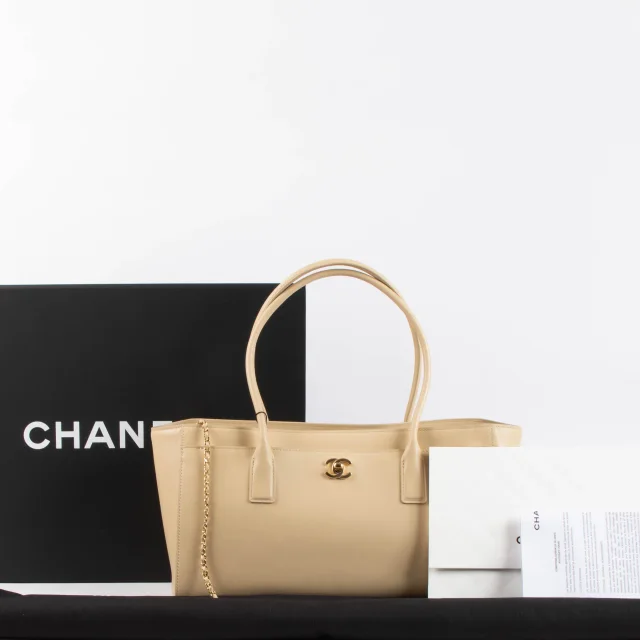 Chanel 26S Beige Leather Cerf Executive Small Tote Bag in Beige Leather from Labellov, photo 2 of 10