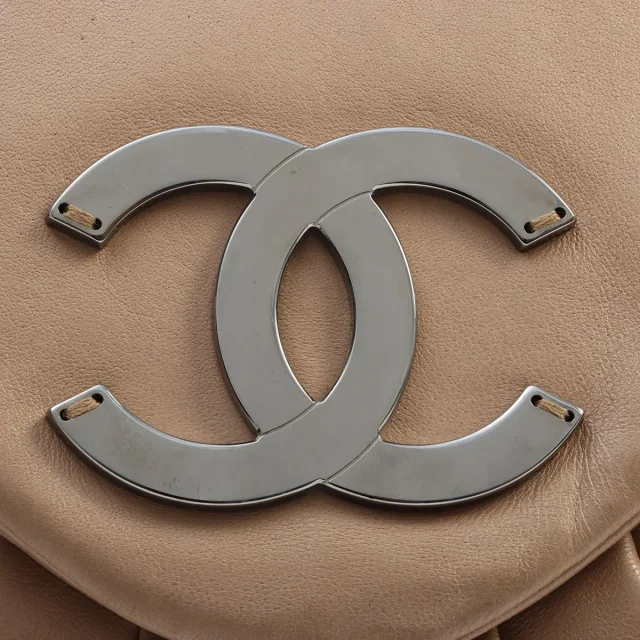 Chanel Around 2004 CC mark plate hoop shoulder bag Beige from VINTAGE QOO TOKYO, photo 8 of 11
