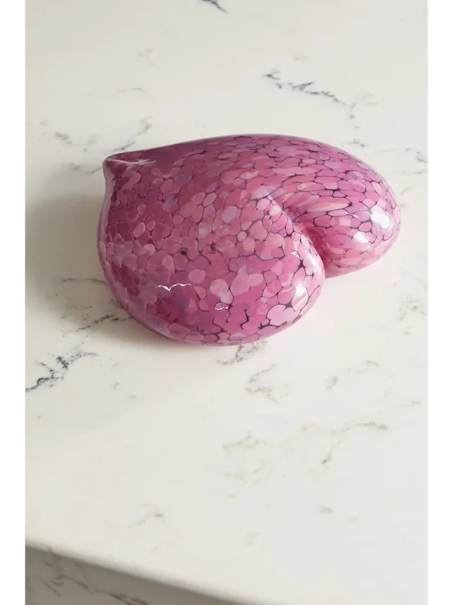 VANDEROHE CURIO + NET SUSTAIN Heart glass ornament in Pink, photo 2 of 2 from NET-A-PORTER (Canada)