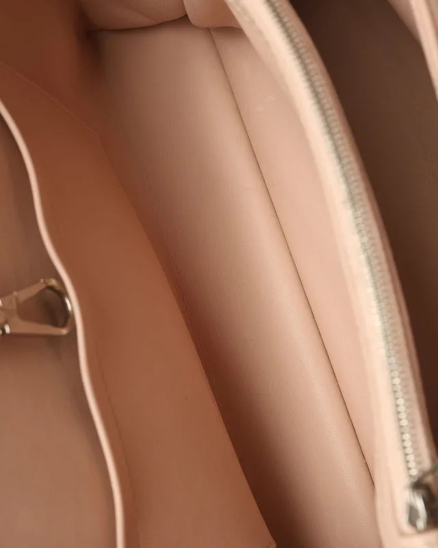 Louis Vuitton Taurillon Capucines MM Bag in Leather from A Retro Tale, photo 7 of 9