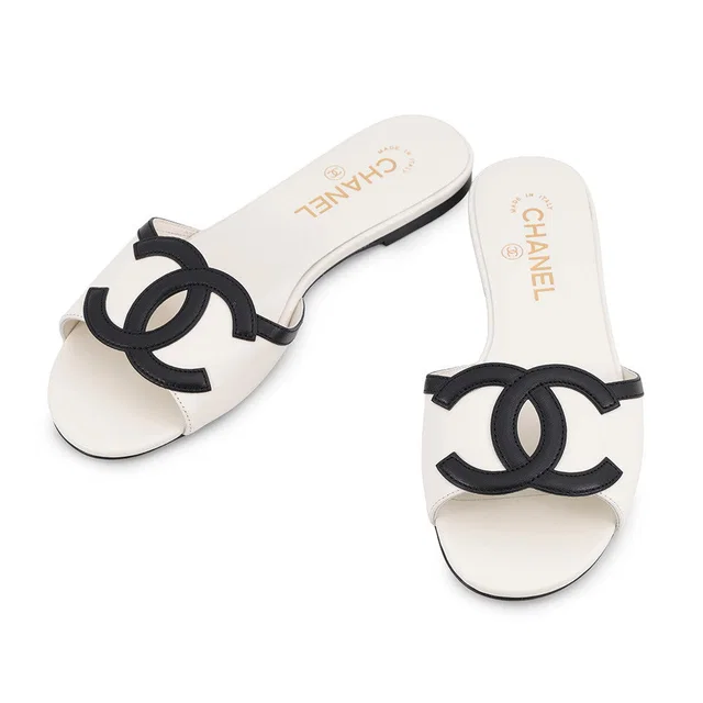 Chanel CC Logo Mules White/BlackG47260 Lambskin Size 38C in White Lambskin from GALLERY RARE