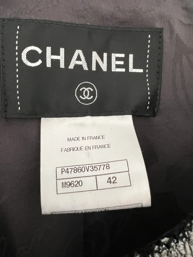 HOT* Chanel 14/P La Petite Veste Noire Tweed Charcoal Grey Jacket with Silver Detail Size FR… in Grey Tweed from Sellier, photo 11 of 12