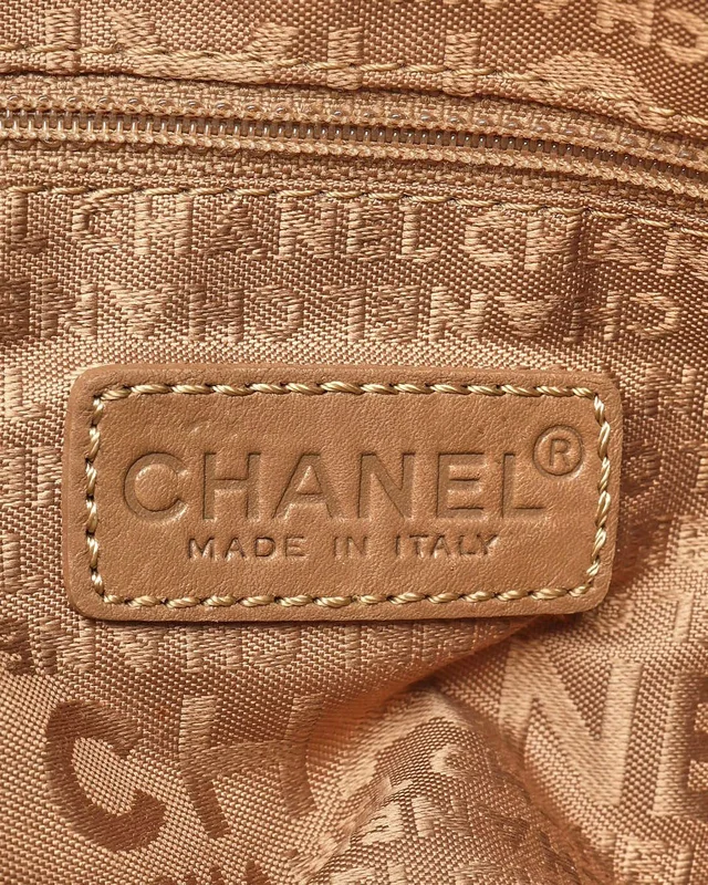 Chanel CC Choco Bar Tote Bag in Leather from A Retro Tale, photo 6 of 8