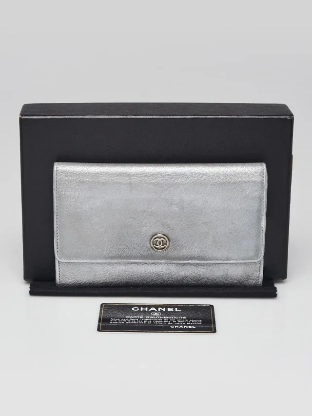 Chanel Metallic Silver Leather CC Flap Slim Wallet in Silver Leather from Yoogis, photo 3 of 15