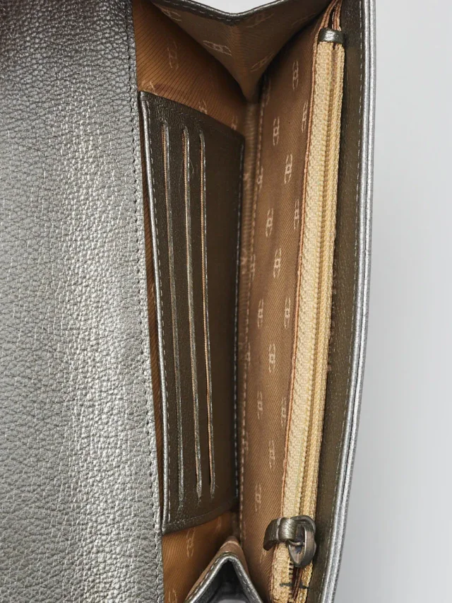 Chanel Metallic Silver Leather CC Flap Slim Wallet in Silver Leather from Yoogis, photo 7 of 15