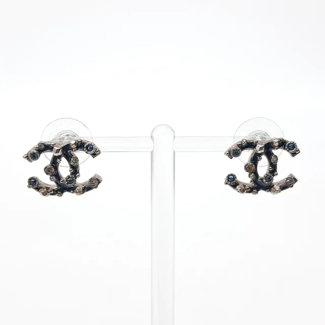 Chanel logo earrings from GUGUS