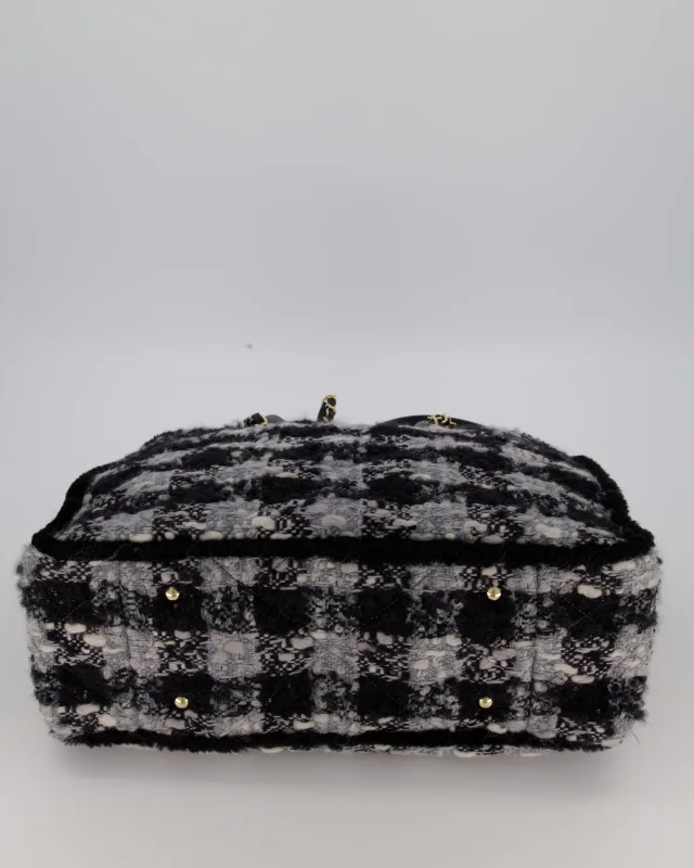 Chanel 25N Grey and Black Quiilted Tweed Shopping Tote Bag in Black Tweed from Sellier, photo 18 of 19