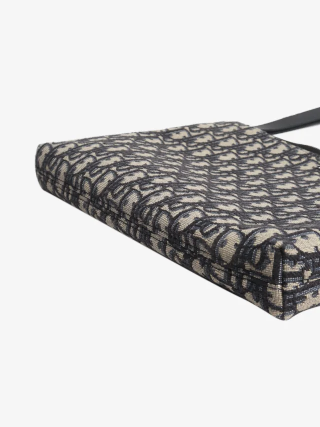 Dior 2021 Navy zipped monogram pouch in Navy Canvas from Sign of the Times, photo 5 of 6