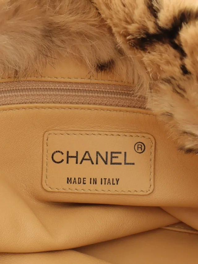 Chanel 2000年頃製 ラパンファーCCマークプレートチェーントートバッグ ベージュ/ブラック from VINTAGE QOO TOKYO, photo 4 of 4