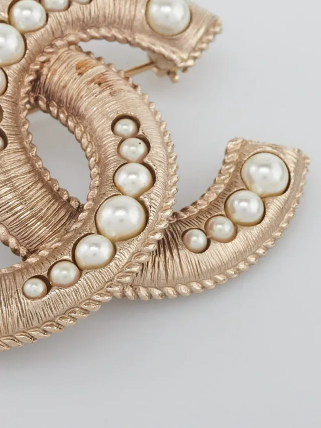 Chanel Gold and Faux Pearl Textured CC Brooch in Gold from Yoogis, photo 4 of 9