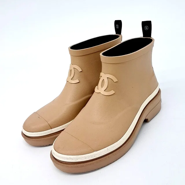 Chanel 샤넬 레인부츠 from GUGUS