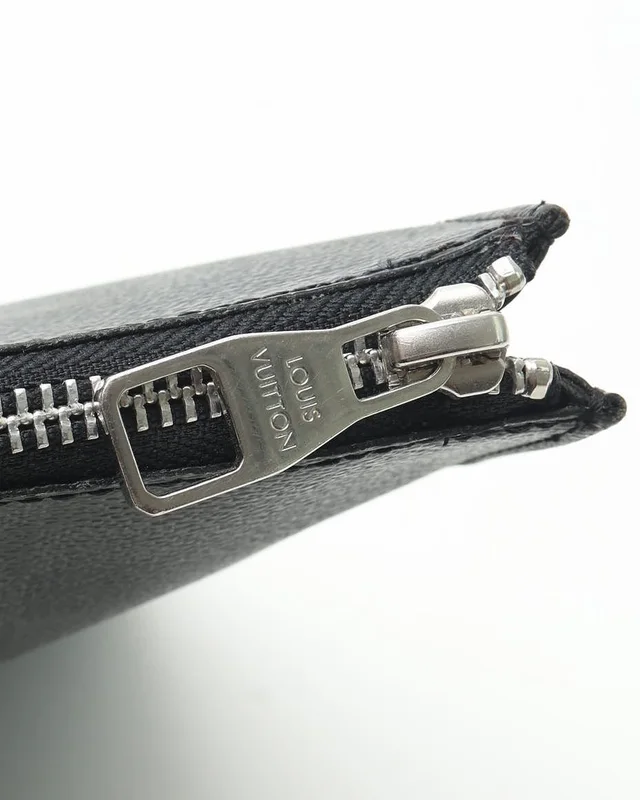 Louis Vuitton Damier Graphite Laptop Case 15-Inch in Grey Canvas from A Retro Tale, photo 5 of 8