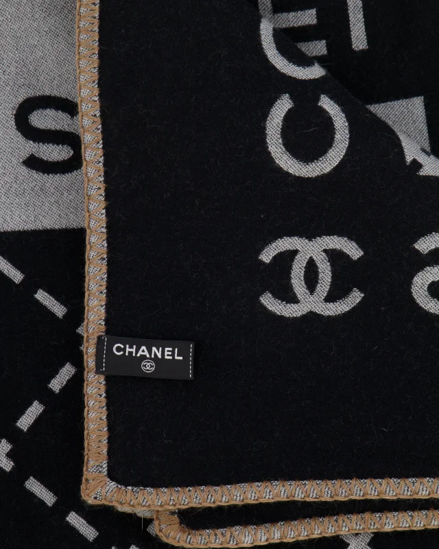 Chanel Grey and Black Wool Blanket, with Pouch and Eye Mask Set with CC Logo Prints in Black Wool from Sellier, photo 8 of 10