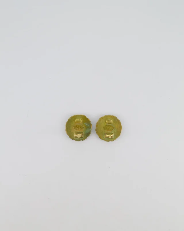 Chanel 94A Vintage CC Brushed Gold Matelasse Round Small Clip-On Earrings with Black Detailing in Black from Sellier, photo 5 of 6