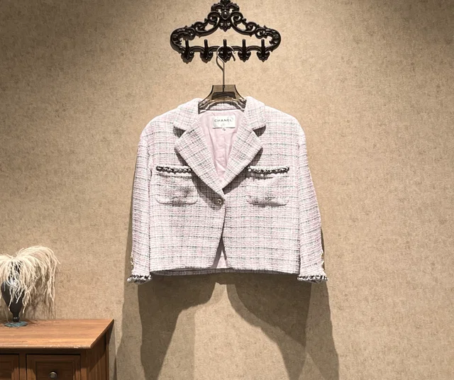 Chanel light purple crystal-buttoned oversized coat / Size 36 / 99% new / 42611 in Purple from Luxury Promise