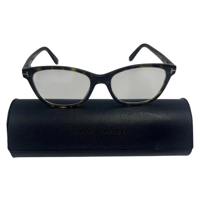 Tom Ford Women's Cat eye Sunglasses - Brown in brown|red from Depop, photo 1 of 1
