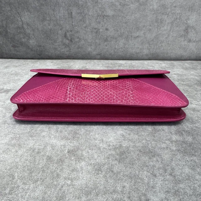 Fendi 2Jours Small Fuchsia Envelope Clutch Bag in Pink calfskin, Metal, smooth calfskin from Reowned, photo 5 of 10
