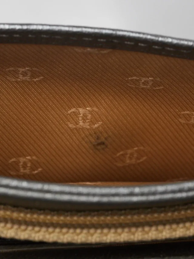 Chanel Metallic Silver Leather CC Flap Slim Wallet in Silver Leather from Yoogis, photo 11 of 15