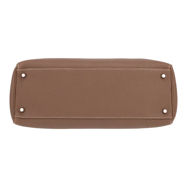 Hermès Kelly 35 cm handbag in Togo leather, in the ‘Étoupe’ colour in Taupe Togo leather from Collector Square, photo 3 of 3