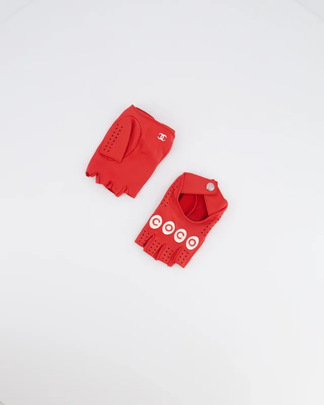 Chanel Cruise 2023 Red Leather Mittens with Coco and CC logo Details Size 7 in Red Leather from Sellier, photo 3 of 3