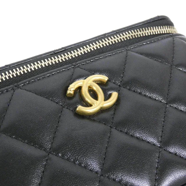 Chanel Shoulder Bag in Black Lambskin from LuxUness, photo 4 of 8