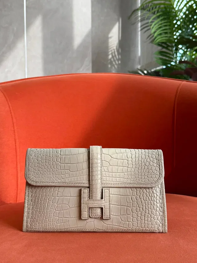 LONDON LOCATED* LIKE NEW HERMÈS JIGE DUO CLUTCH 21CM BETON Matte Alligator in Crocodile from Luxury Promise