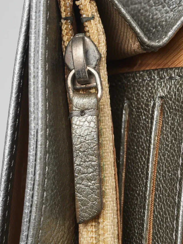 Chanel Metallic Silver Leather CC Flap Slim Wallet in Silver Leather from Yoogis, photo 9 of 15