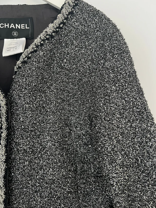 HOT* Chanel 14/P La Petite Veste Noire Tweed Charcoal Grey Jacket with Silver Detail Size FR… in Grey Tweed from Sellier, photo 10 of 12