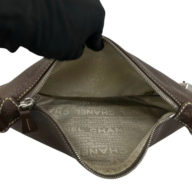 Chanel Shoulder Bag in Brown Leather from LuxUness, photo 9 of 10