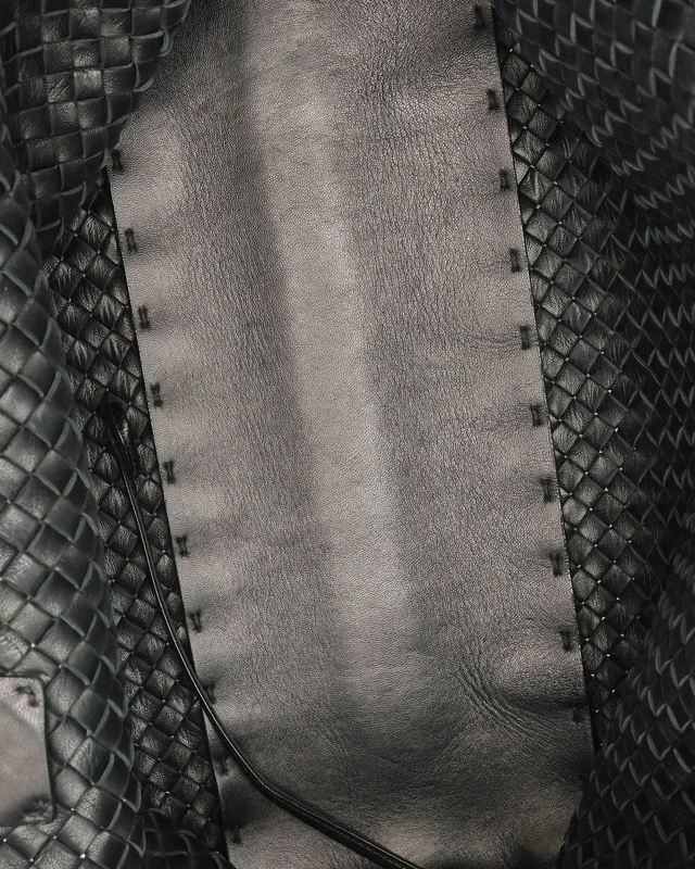 Bottega Veneta Intrecciato Cabat MM Tote Bag in Woven leather from A Retro Tale, photo 6 of 8