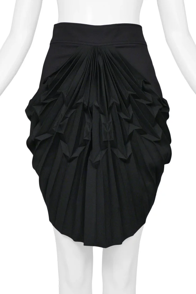 Balenciaga By Ghesquiere Black Pleated Mini Skirt 2003 in Black Woven leather from Resurrection Vintage, photo 4 of 4