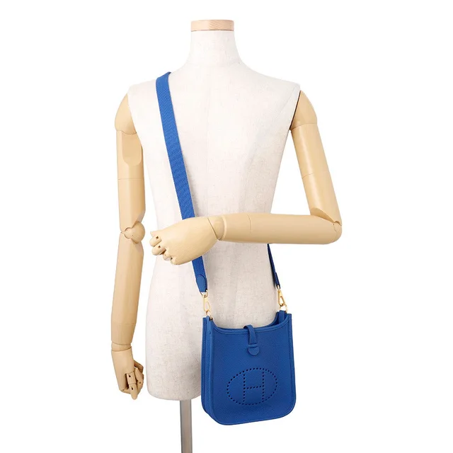 Hermès Evelyne Long Blue france Taurillon Clemence Size TPM in Blue Clemence leather from GALLERY RARE, photo 2 of 2