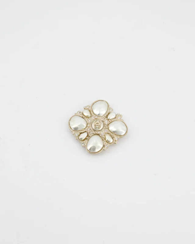 Chanel Champagne Gold Pearl and Crystal Brooch with CC Logo in Gold from Sellier, photo 2 of 9