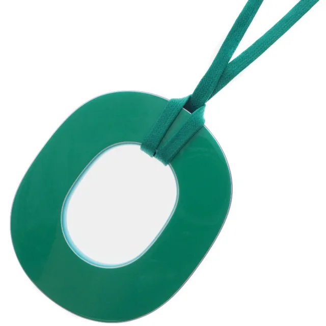 Hermès Lacquer Silk Necklace 052880FL in Green Canvas from LuxUness, photo 2 of 8