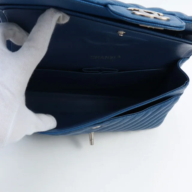Chanel 2017 production Caviar Skin Chevron CC Turn-lock Chain Shoulder Bag Blue in Blue Caviar leather from VINTAGE QOO TOKYO, photo 5 of 8