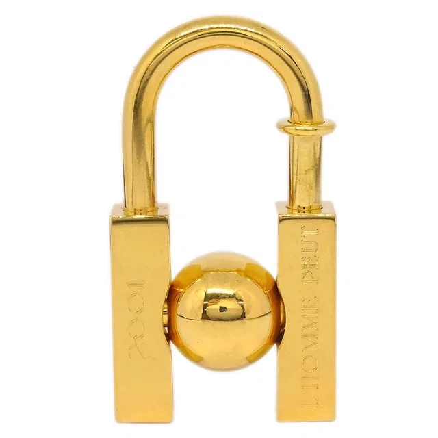 Hermès Lhomme Peut Embellir La Terre Cadena Lock Charm Metal Gold _plated Accessory in Gold from HEWI