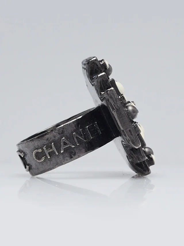 Chanel Ruthenium Metal and Black/White Gripoix Poured Glass Ring Size 6 in Black from Yoogis, photo 3 of 4