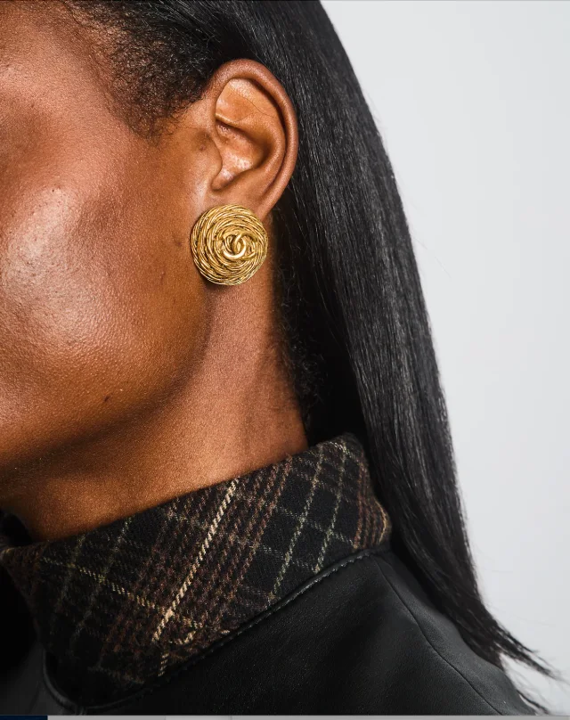 Chanel Vintage 94A Gold Round Cabled Spiral Clip on Earrings with CC Logo Detail in Gold from Sellier, photo 2 of 7