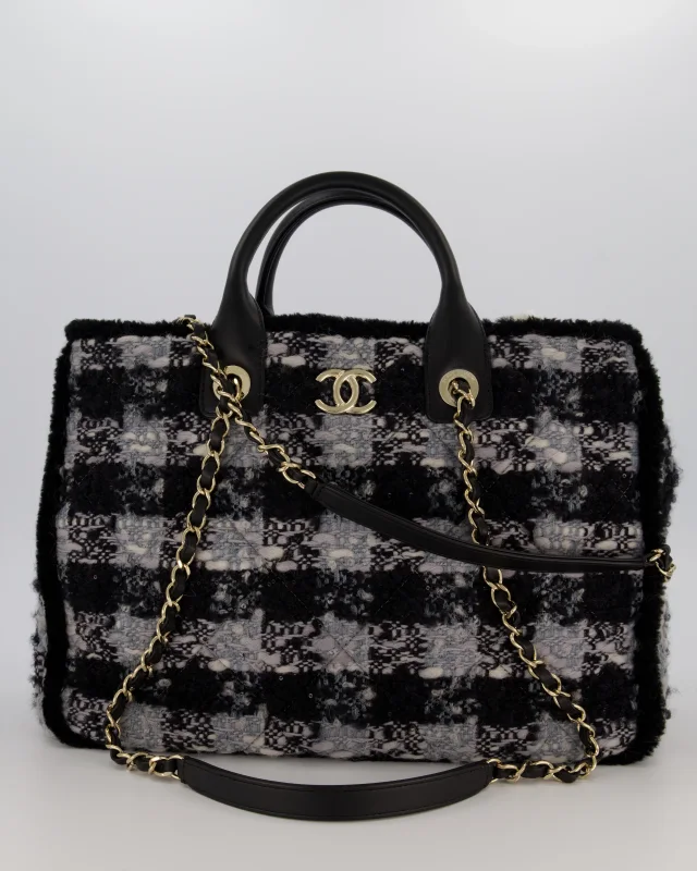 Chanel 25N Grey and Black Quiilted Tweed Shopping Tote Bag in Black Tweed from Sellier, photo 2 of 19