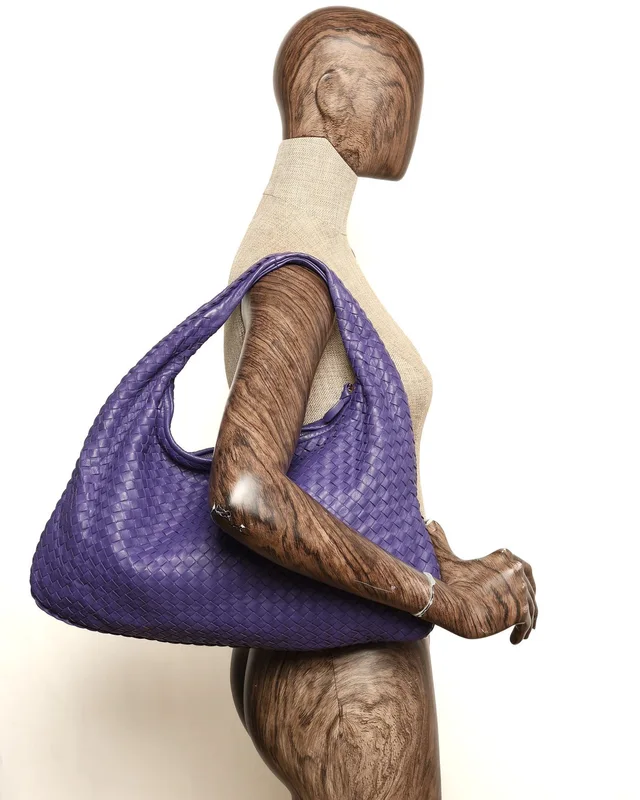 Bottega Veneta Medium Intrecciato Hobo Shoulder Bag in Woven leather from A Retro Tale, photo 5 of 5